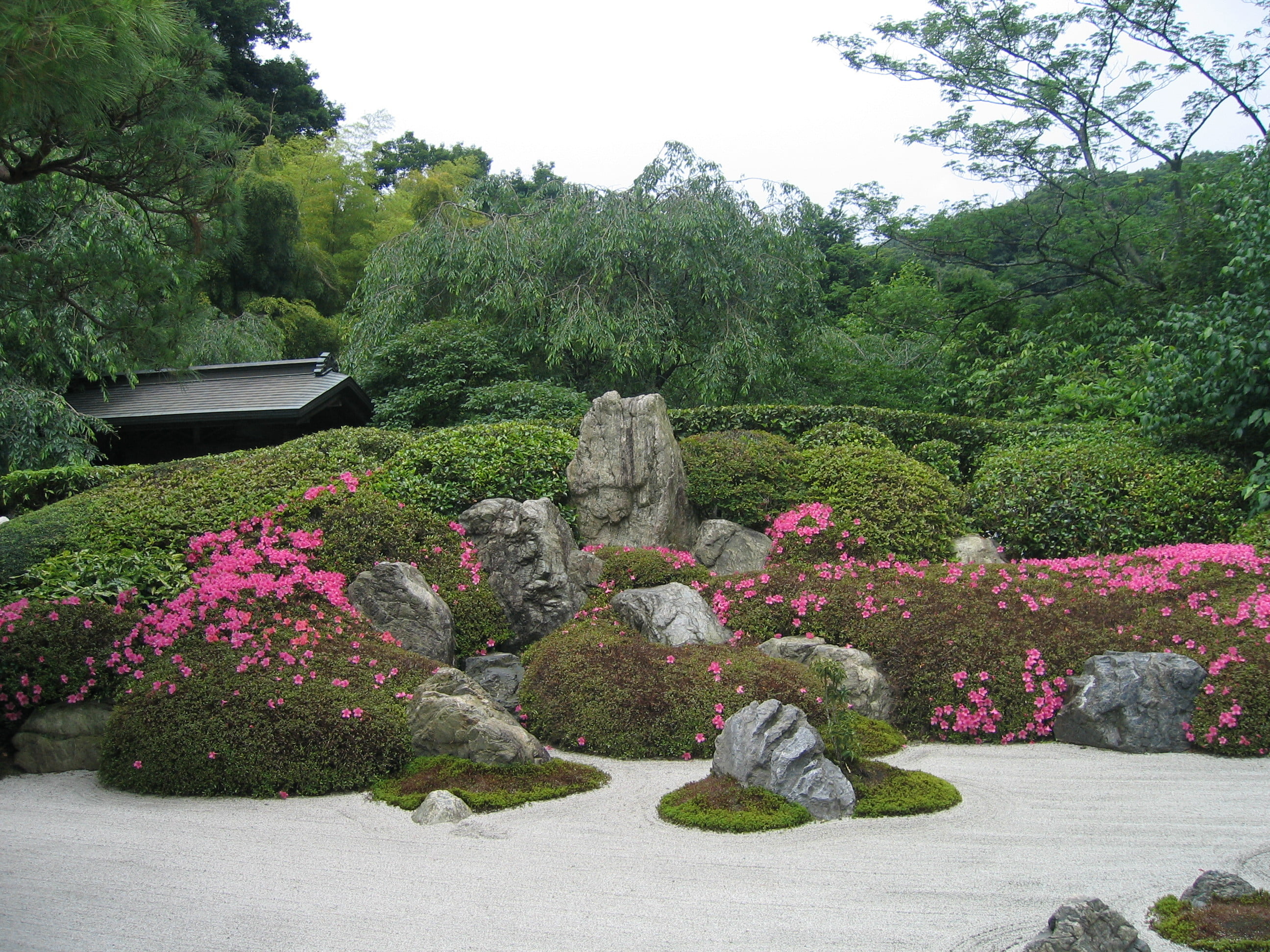 Забронировать столик в японском саду. Японский Каменистый сад. Сад хиранива в Японии. Каменный сад японский сад. Японский сад Айвазовского камни.