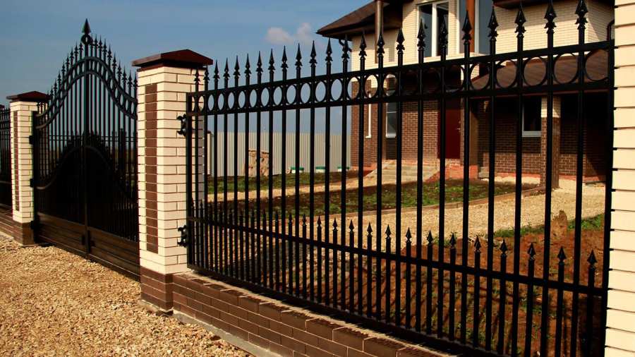 Металлический забор: стильный и надежный выбор для вашего дома