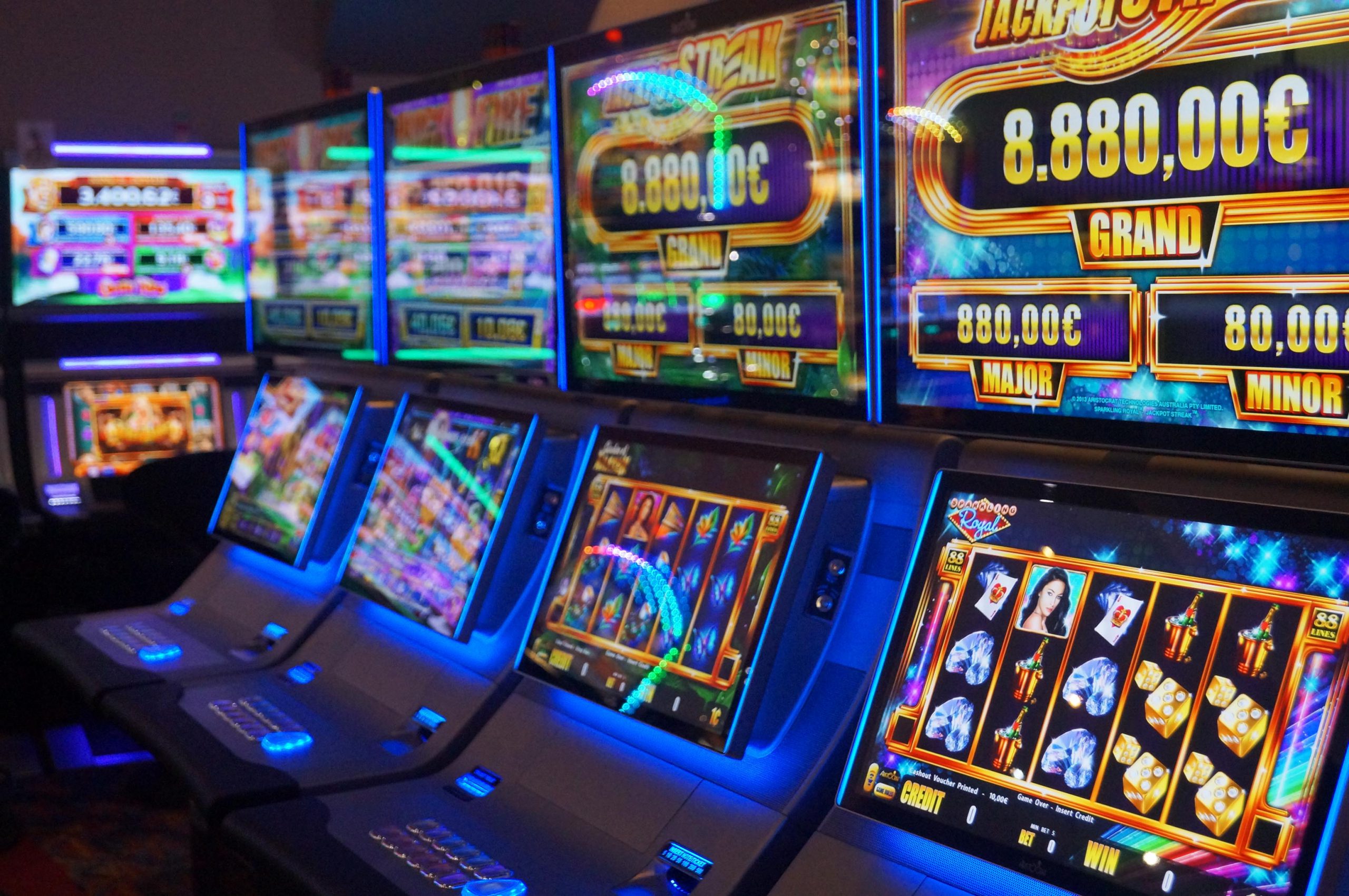 Сыграть в jummi slot machine. Игровые автоматы. Автомат казино. Игровые слоты казино. Современные игровые автоматы.